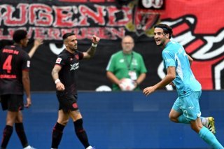 Leon Avdullahu (à droite) célèbre l'égalisation d'Hoffenheim face au Bayer Leverkusen samedi. KEYSTONE/EPA/FABIAN STRAUCH